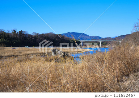 玉淀大橋　荒川本流の冬景色　花園水辺公園付近からの眺め　　 111652467