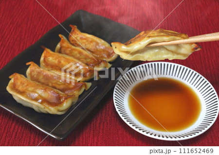 熱々の焼き餃子 熱々の焼き餃子 111652469