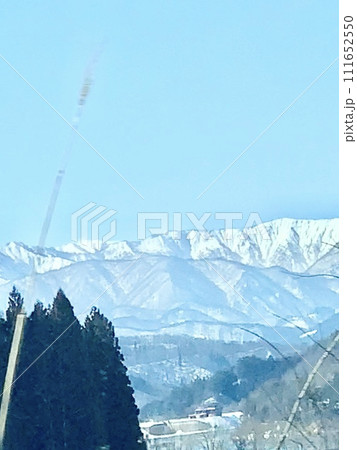 春の北残雪の山の風景 春の北残雪の山の風景 111652550