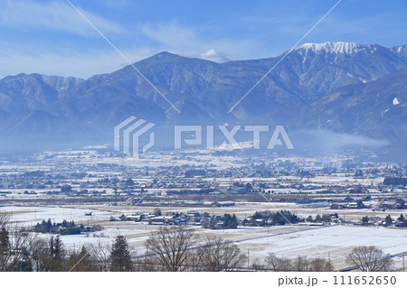 雪景色の安曇野と北アルプス 111652650