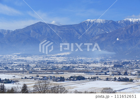 雪景色の安曇野と北アルプス 111652651