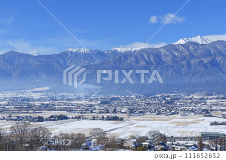 雪景色の安曇野と北アルプス 111652652