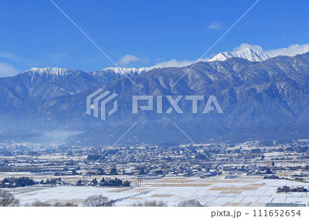 雪景色の安曇野と北アルプス 111652654