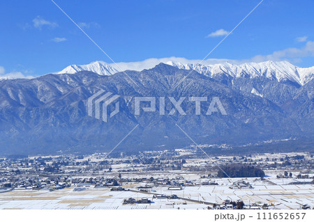 雪景色の安曇野と北アルプス 111652657