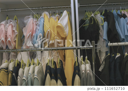 たくさんのコスチューム衣装のラック 111652710
