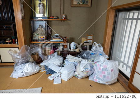 実家の遺品整理中の和室 111652786