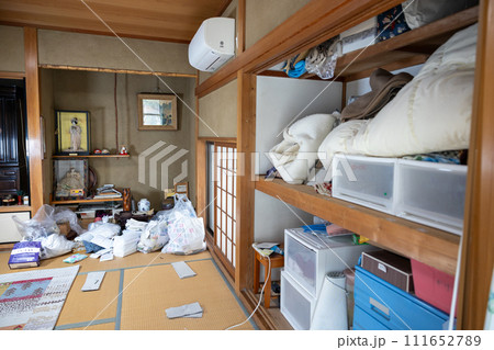 実家の遺品整理中の和室 111652789