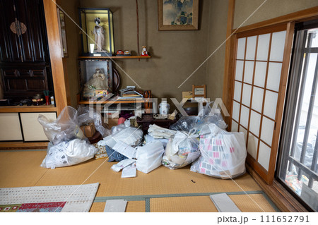 実家の遺品整理中の和室 実家の遺品整理中の和室 111652791