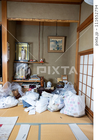 実家の遺品整理中の和室の写真素材 [111652794] - PIXTA