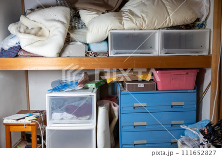 古い家の押し入れの中 111652827
