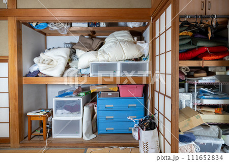 古い家の押し入れの中 古い家の押し入れの中 111652834