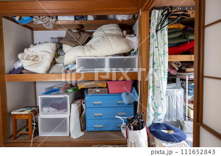 古い家の押し入れの中 111652843