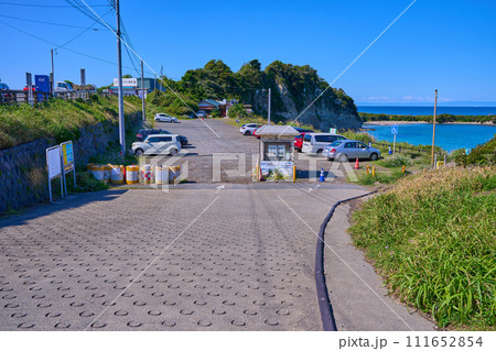 神奈川県三浦郡葉山町の長者ヶ崎駐車場(海水浴場側)出入口 神奈川県三浦郡葉山町の長者ヶ崎駐車場(海水浴場側)出入口 111652854