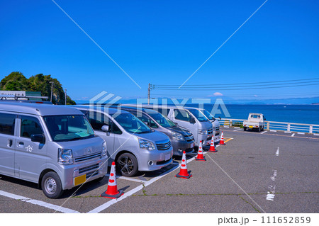 神奈川県三浦郡葉山町の長者ヶ崎駐車場越しに見える富士山 111652859