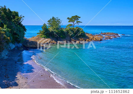 春の神奈川県横須賀市秋谷の立石公園の梵天の鼻を北側から見る 111652862