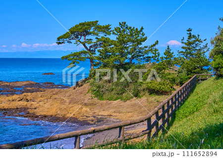 春の神奈川県横須賀市秋谷の立石公園から梵天の鼻方面を見る 春の神奈川県横須賀市秋谷の立石公園から梵天の鼻方面を見る 111652894