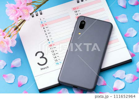 3月のカレンダーとスマートフォンと桜 111652964