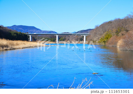 川風景　大河荒川本流の冬景色　花園水辺公園付近 111653301