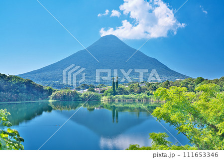 【鏡池と開聞岳】 鹿児島県指宿市開聞仙田 【鏡池と開聞岳】 鹿児島県指宿市開聞仙田 111653346