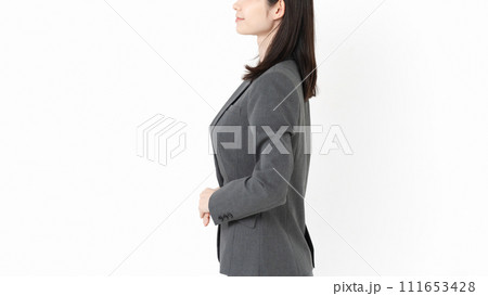 スーツ姿の女性　横顔　 111653428
