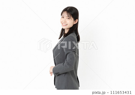 スーツ姿の女性　横顔　 111653431