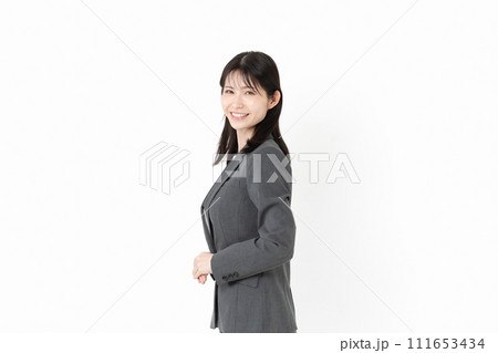 スーツ姿の女性　横顔　 111653434