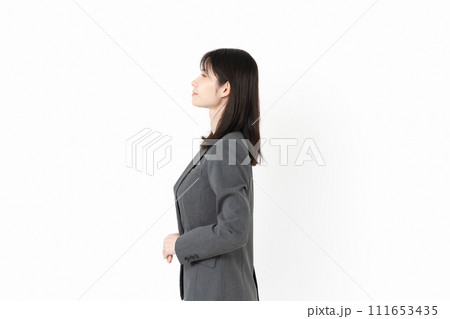 スーツ姿の女性　横顔　 111653435