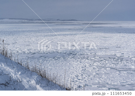 押し寄せる流氷 111653450