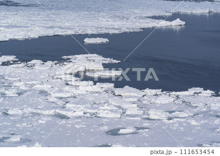 押し寄せる流氷 111653454