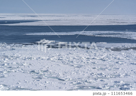 押し寄せる流氷 111653466