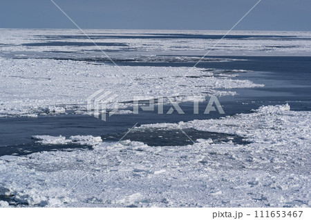 押し寄せる流氷 111653467