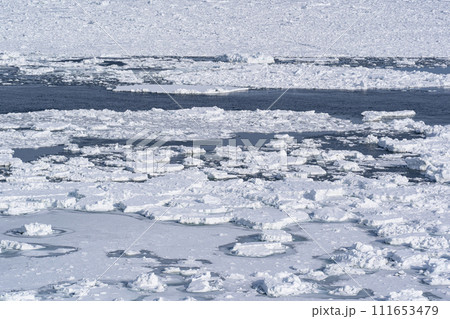 押し寄せる流氷 111653479