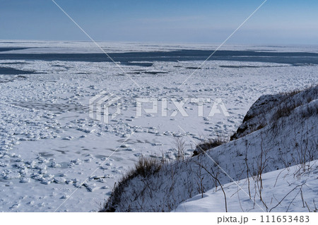 押し寄せる流氷 111653483
