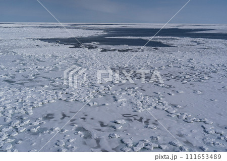 押し寄せる流氷 111653489