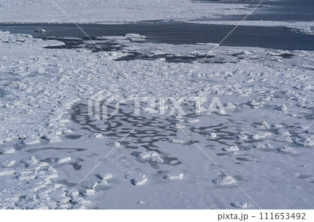 押し寄せる流氷 押し寄せる流氷 111653492