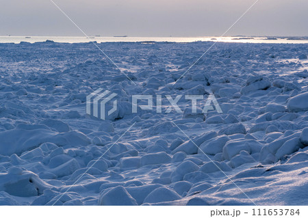 オホーツク海の流氷 111653784