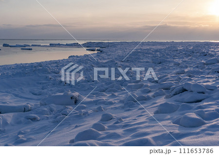 オホーツク海の流氷 111653786