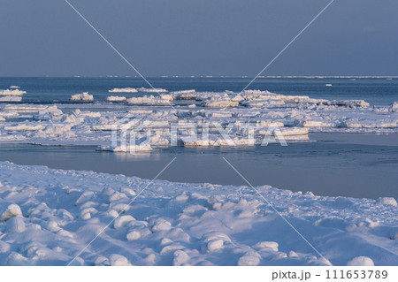 オホーツク海の流氷 111653789