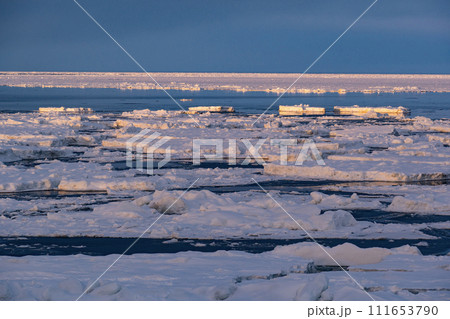 オホーツク海の流氷 111653790