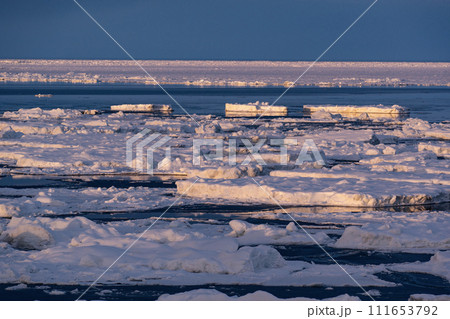 オホーツク海の流氷 111653792