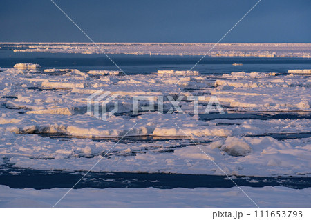 オホーツク海の流氷 111653793