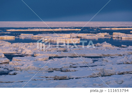 オホーツク海の流氷 111653794