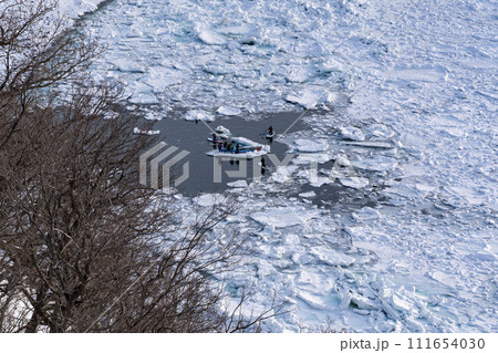 流氷の海のウニ漁 111654030