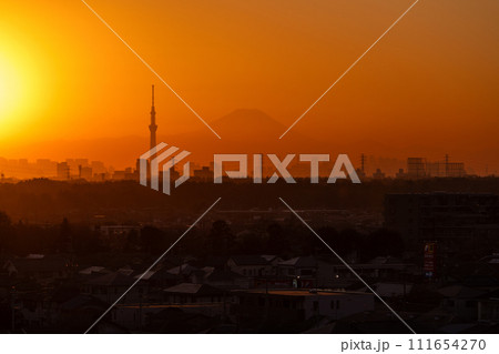 《東京都》スカイツリーと富士山の夕景 111654270