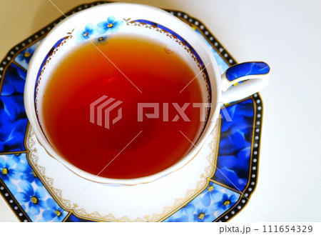 ティーカップに注がれた紅茶 111654329