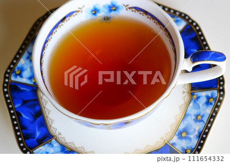 ティーカップに注がれた紅茶 111654332