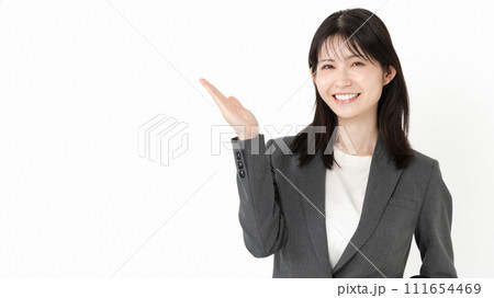 案内をするビジネスウーマン 案内をするビジネスウーマン 111654469