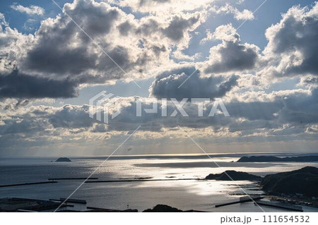 雲の隙間から差し込む光 雲の隙間から差し込む光 111654532