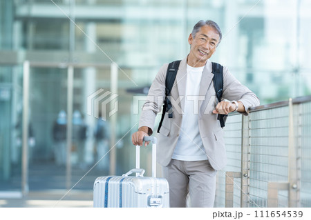 旅行するシニア男性 旅行するシニア男性 111654539