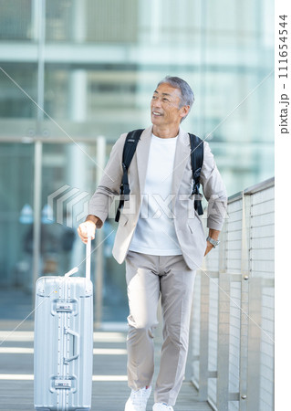 旅行するシニア男性 111654544